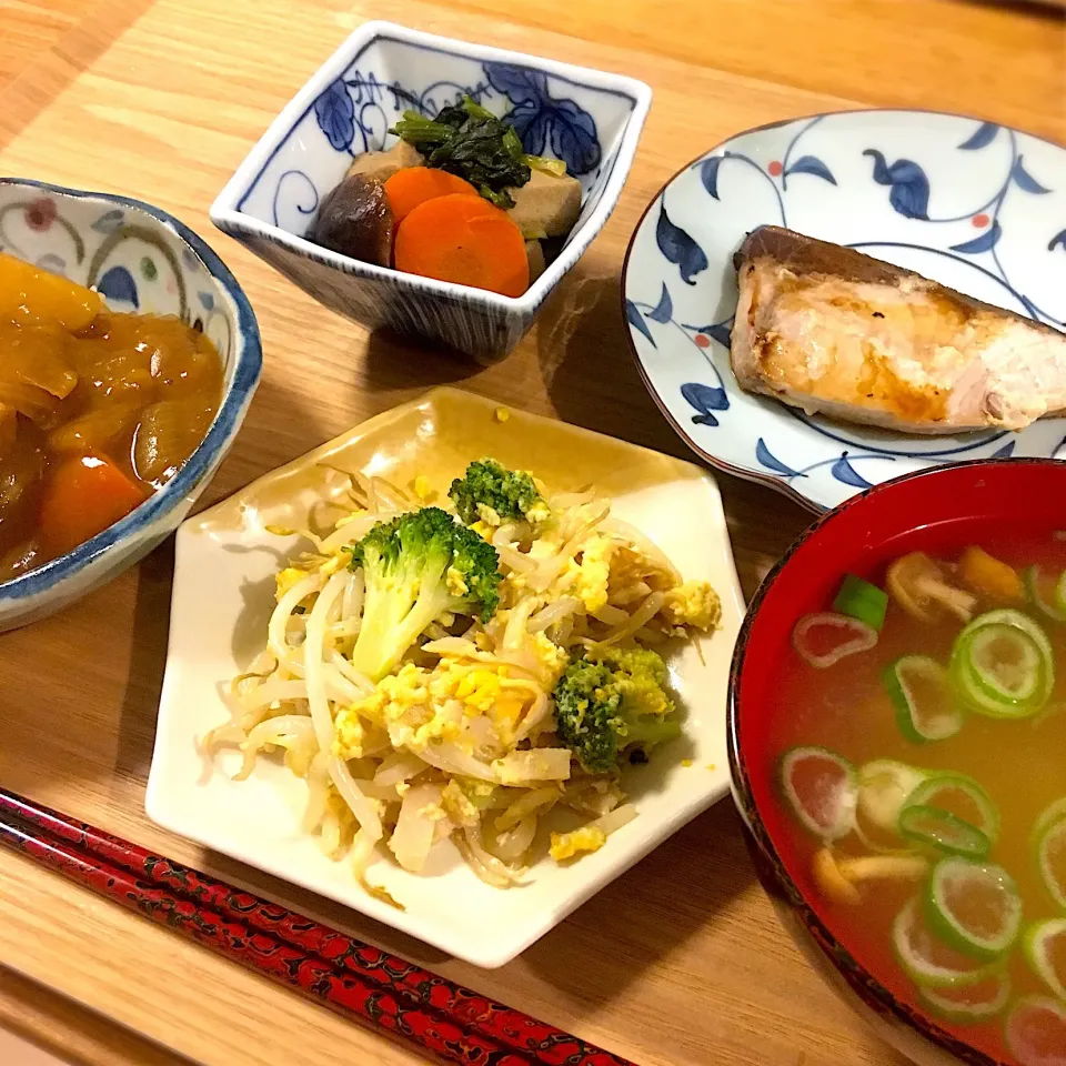 Snapdishの料理写真:ぶり塩麹焼き／ブロッコリーともやしの卵炒め／高野豆腐と野菜の煮物／カレー🤣|ゆうこさん