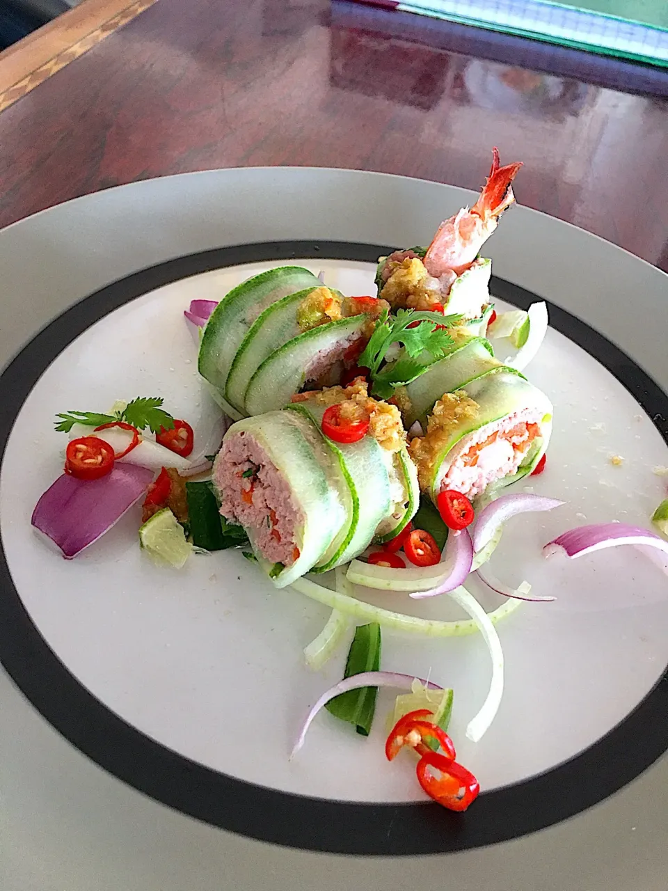 Spicy salad rolled minced pork, shirmp|Beer Anantakulさん