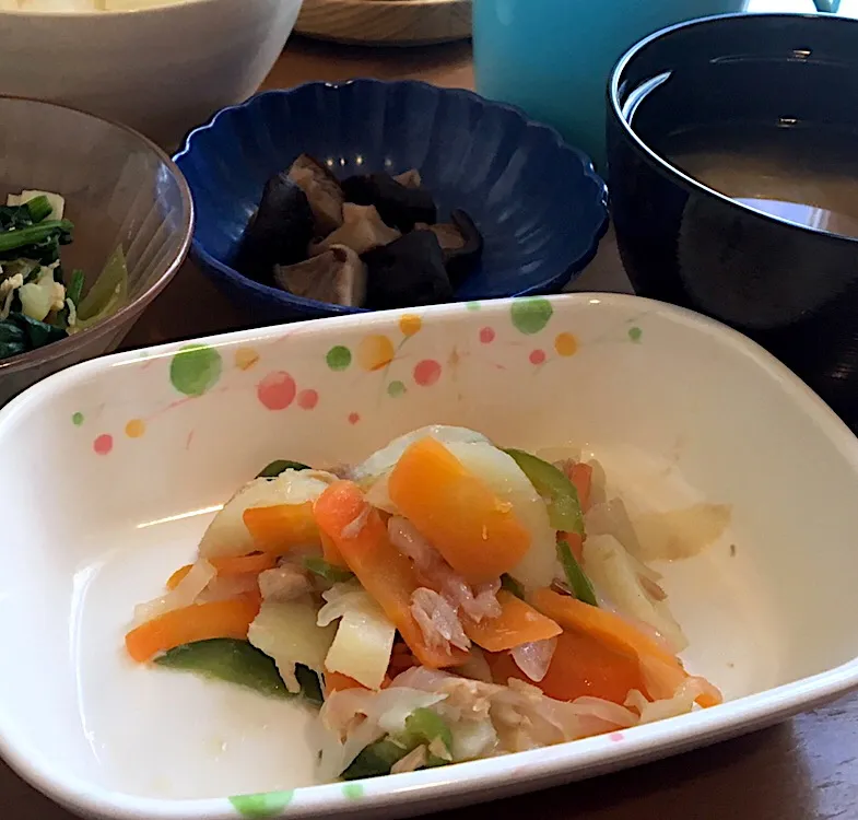 アル中病棟の朝ごはん☀️☀️🔆79日目
ごはん🍚  みそ汁（油揚げ）  ツナとポテトのソテー🐟🥔  和風ドレッシングサラダ🥗  しいたけ甘煮|ぽんたさん