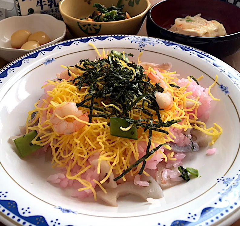 Snapdishの料理写真:アル中病棟の昼ごはん☀️☀️🔆
桜色ちらし寿司🌸  豆腐の野菜あんかけ  菜花のみそあえ  お花見だんご  牛乳🥛|ぽんたさん