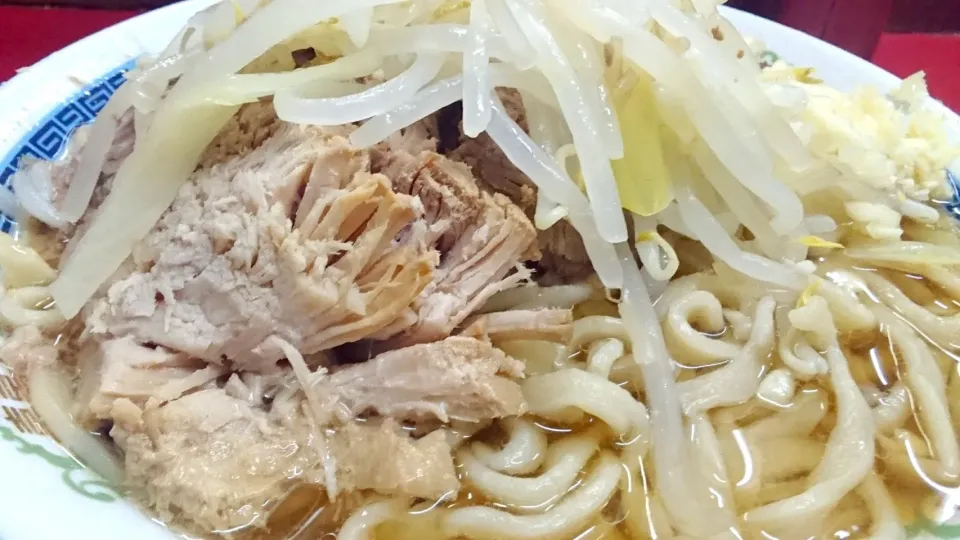 【荻窪店で15分制限の注意書きが掲出されたので】
二郎目黒店
小豚ラーメン（アブラ少なめ）
＋ニンニク （無料）
＠目黒
19064|大脇さん