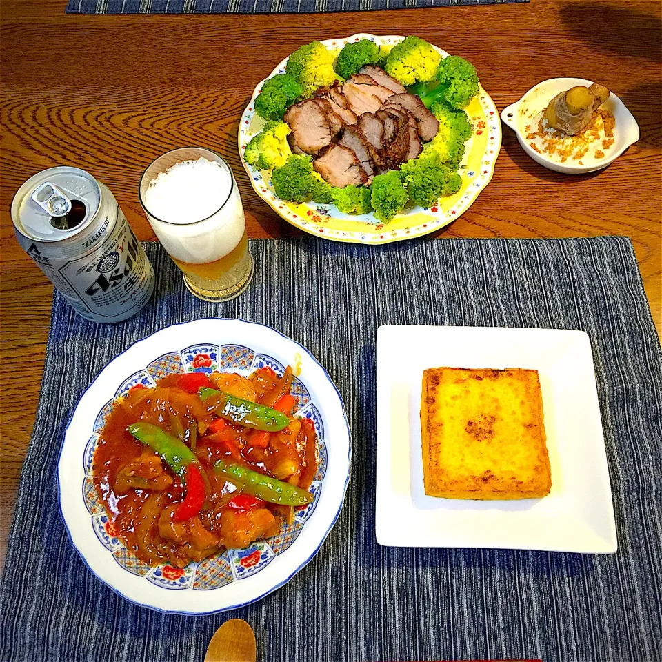 Snapdishの料理写真:厚揚げ素焼き生姜醤油で、
豚ヒレ肉の紅茶煮、リメイク酢鶏、
茄子漬物、ビール|yakinasuさん