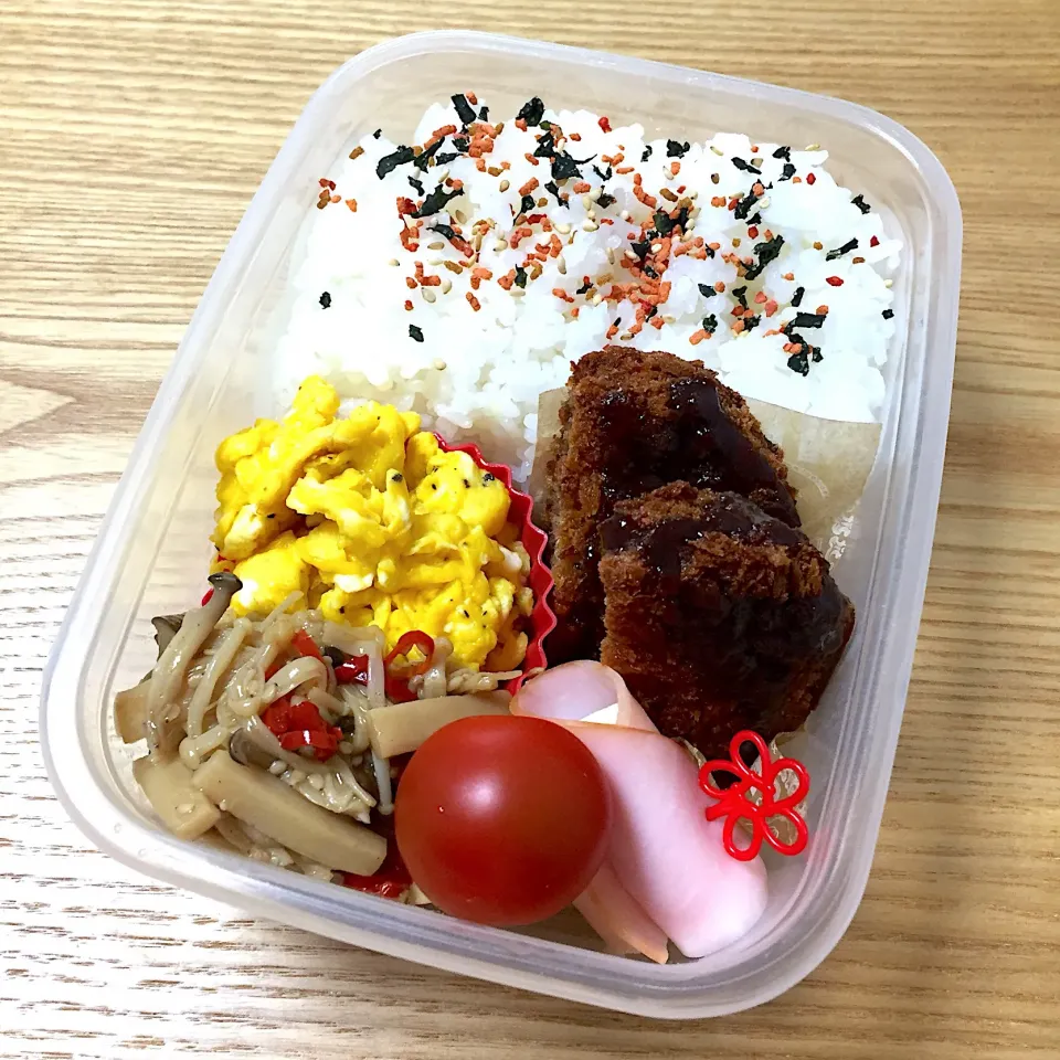 土曜日の旦那さんのお弁当☺︎ #お弁当記録  #スクランブルエッグ #但馬牛のメンチカツ#キノコのピリ辛ナムル #ハム巻きチーズ|むさけんさん