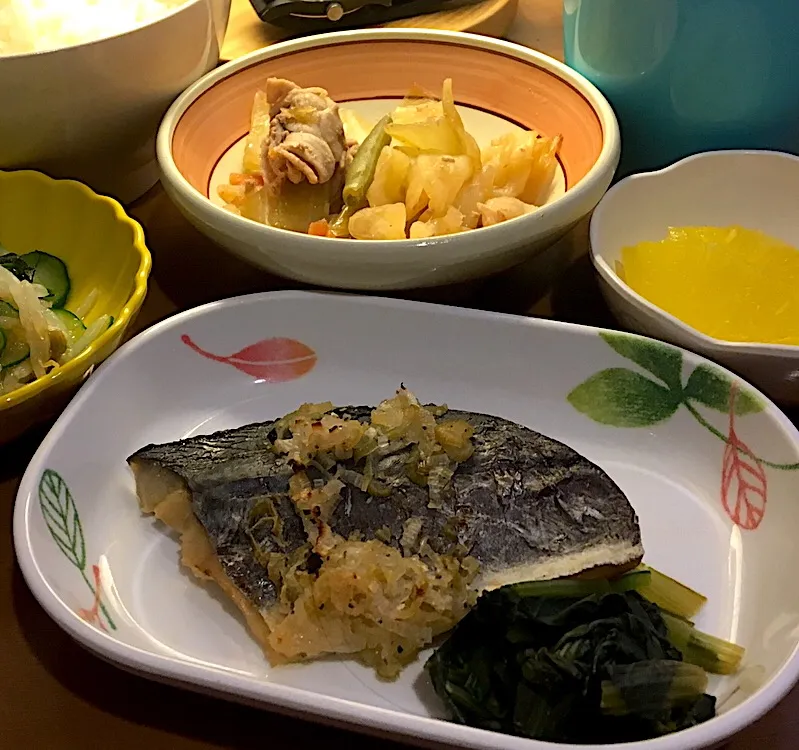 アル中病棟の晩ごはん⭐️⭐️🔆
ごはん🍚  魚のねぎ塩焼き🐟  ピリ辛炒め  甘酢あえ  パイナップル🍍|ぽんたさん