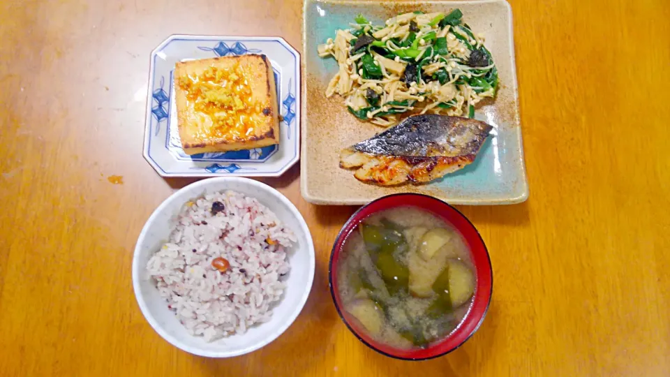 ３月２５日　鰆の塩焼き　ニラとえのきのごまポン和え　厚揚げ　茄子とわかめのお味噌汁|いもこ。さん