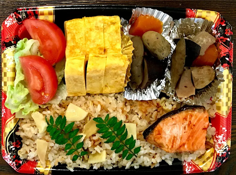 残り物 お花見❓弁当
・筍ご飯・筑前煮・塩鮭
・卵焼き・サラダ|mottomoさん