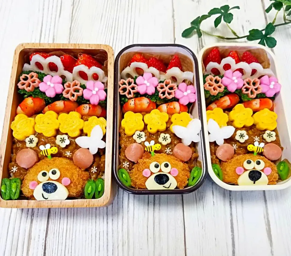 横並びで🐻くまさんコロッケとキーマカレー弁当|ayano.adshさん