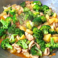 Snapdishの料理写真:My Sautéed Chicken & Broccoli with Potatoes|Janeさん