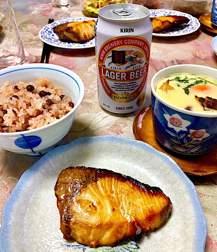 義父母の家で  鰤の照り焼き  茶碗蒸し  お赤飯  お義母さんの味付けおいしー😆💕|くっきいママさん