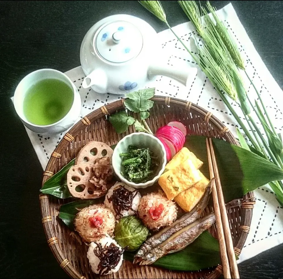 ししゃもとコロコロおにぎり🍙の昼ごはん🎶|瑞さん