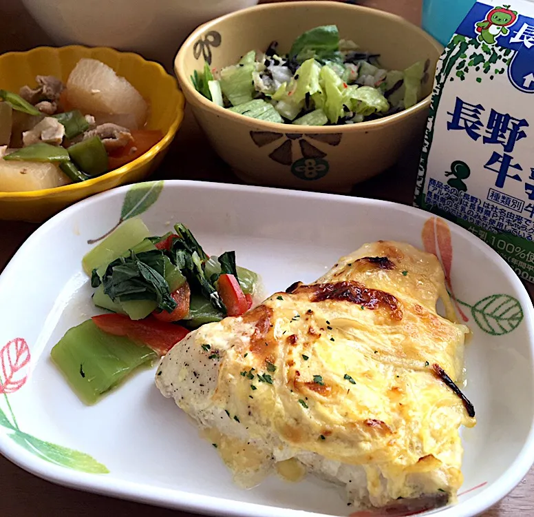 アル中病棟の昼ごはん☀️☀️☀️
ごはん🍚  魚のマヨネーズ焼き🐟  磯風味サラダ🥗  大根の煮付け  牛乳🥛|ぽんたさん