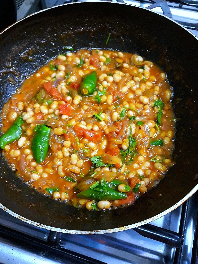 Snapdishの料理写真:white beans in Tomato Gravy|hinaさん