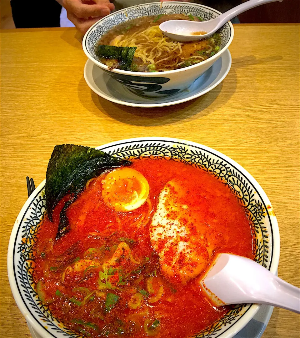 Snapdishの料理写真:買い物の後、丸源ラーメンへ。
熟成醤油の赤と黒の豚骨ラーメン。
夫は、朝ごはんから時間が経ってないし、
私もあまり量が食べられないので、
単品で、、

おいしいんだけど、ちょっとしょっぱく
感じて、4分の3位で、ギブアップ。

夫も、麺があまり減ってないようでした。

食品ロスですね〜。残してゴメンなさいです。|yakinasuさん