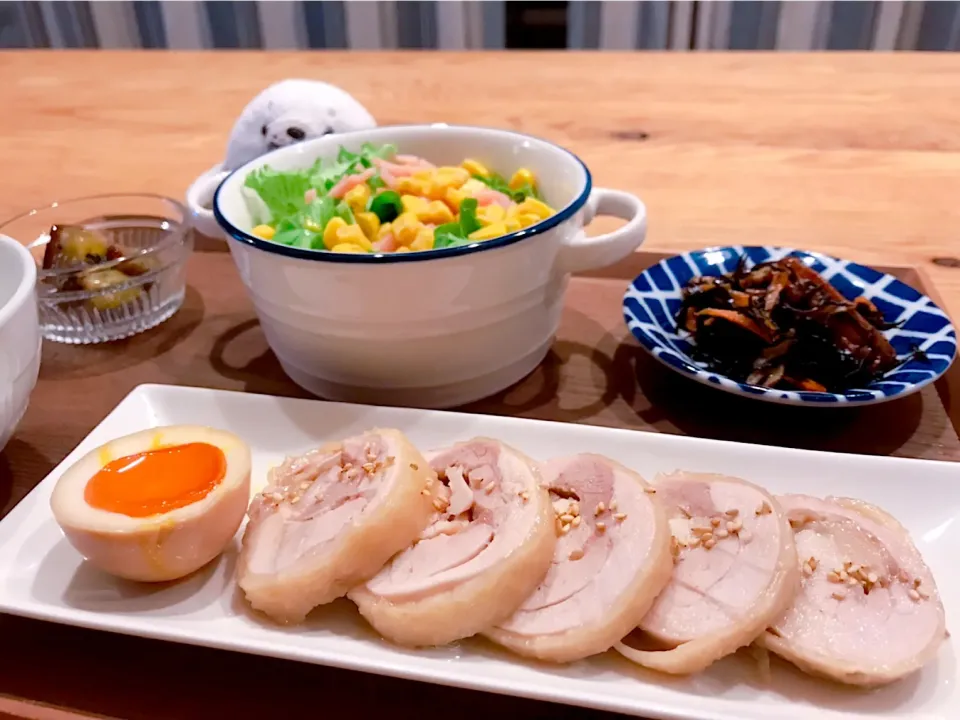 鶏チャーシュー晩ご飯🐔🌟
サラダ用のボウル？お皿？
和風っぽいの買お〜っと😐笑
あしたはseriaに行くかあ💰|おーやんさん