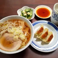 今日の晩ご飯だよ(*^^*)
★喜多方ラーメン
★焼き餃子
★きゅうりとチーズのスイチリ和え