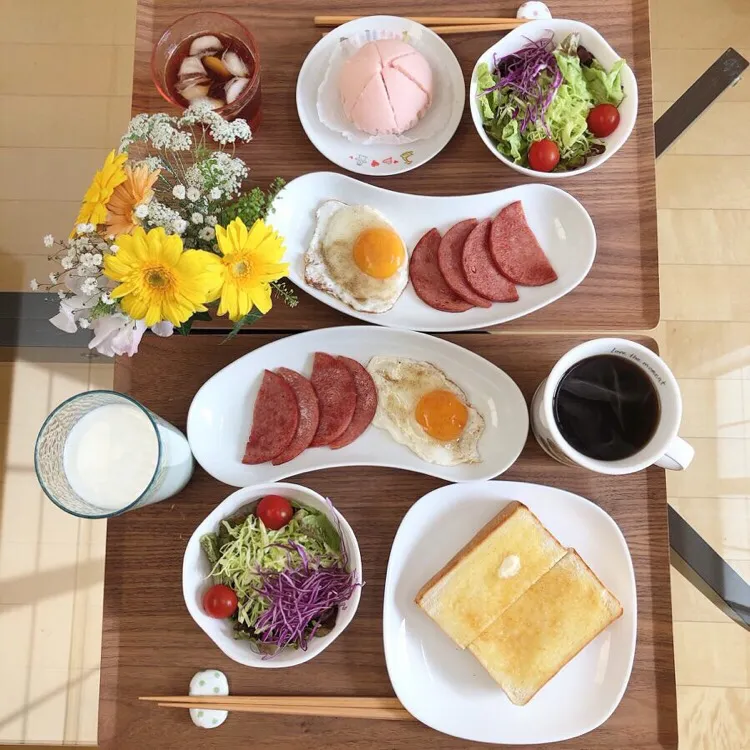 Snapdishの料理写真:4/7❤︎休日モーニング❤
#モーニング #朝ごはん #おうちごはん #休日ごはん #トースト #いちごミルク蒸しパン #ボロニアソーセージ #半熟目玉焼き|Makinsさん