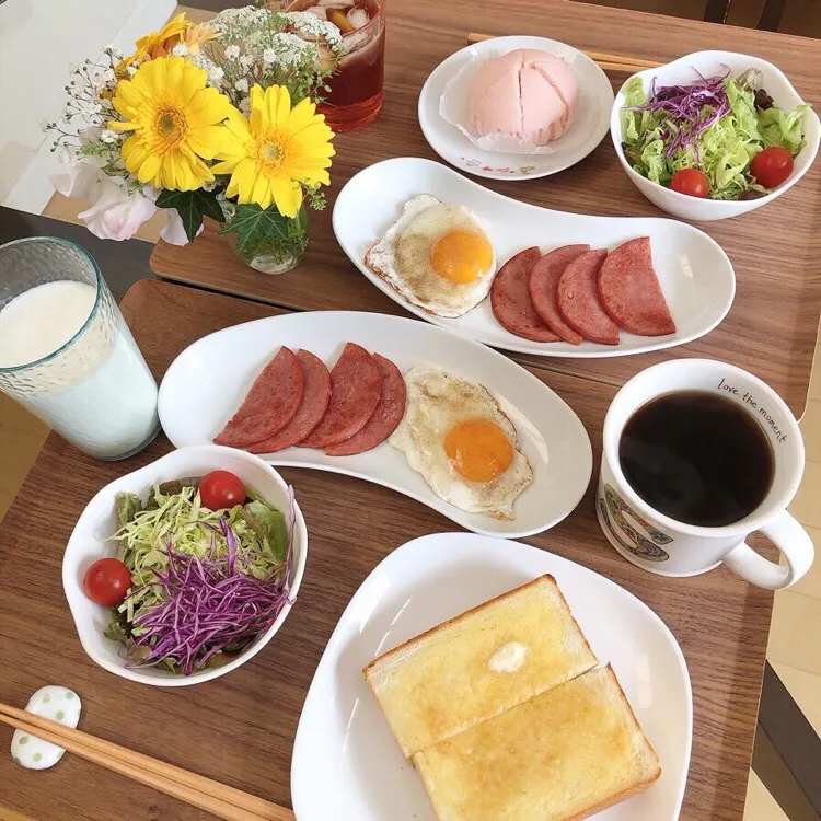 Snapdishの料理写真:4/7❤︎休日モーニング❤
#モーニング #朝ごはん #おうちごはん #休日ごはん #トースト #いちごミルク蒸しパン #ボロニアソーセージ #半熟目玉焼き|Makinsさん