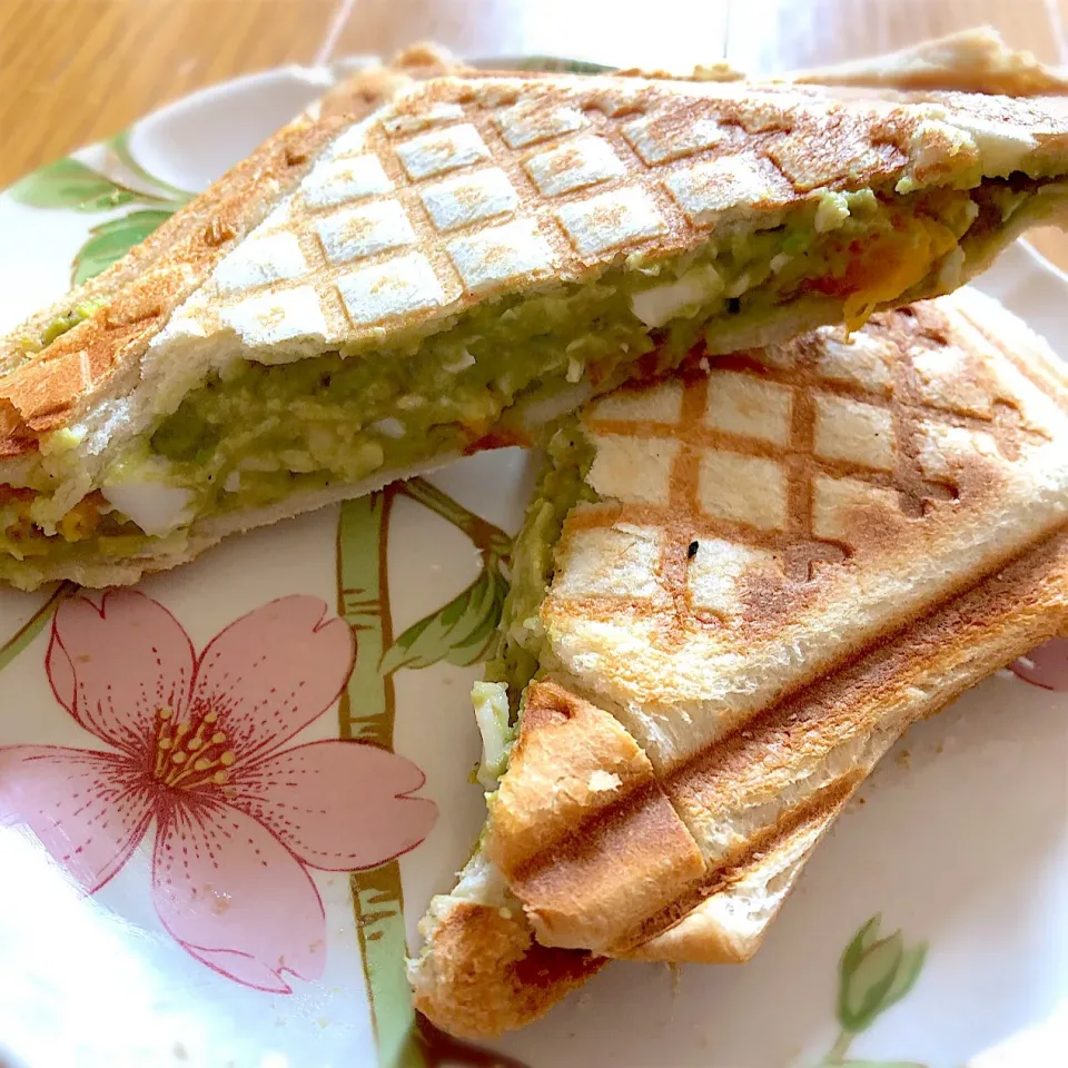 アボカドと卵のホットサンド🥑😋|ららさん