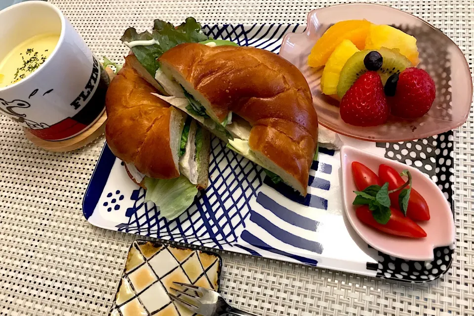 今朝は珍しく朝ごはんにバジル🌿チキン🐔アボカド🥑サンド🥯を作ってみて、さらには酒飲みには考えられないフルーツなど添えてみました。だから、今日は雨が降るんだな😭|にゃあ（芸名）さん