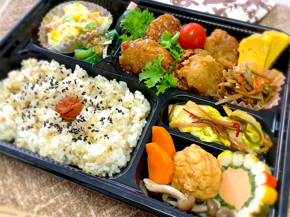 発芽玄米ブレンドご飯🍚&唐揚げ2種(スパイス・甘酢)&トリュフバターパスタ&出汁巻き玉子&ほうれん草のおひたし&茶豆入りポテトサラダ&きんぴらごぼう&鶏軟骨つくねと加賀つづみの煮物&白菜の麹かんたん漬け&プチトマト🍅の選挙事務お仕事中ダーリンへの仕出し風弁当♪

 #弁当  #ダーリン仕事中#選挙事務終わるまで丸一日#|桃実さん