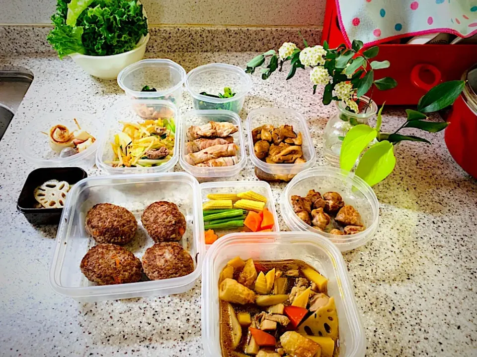 Snapdishの料理写真:#作り置き   #男子部活弁当。姉おまけお弁当  明日から、またお弁当始まります。 肉多めの作り置き。 筑前煮、野菜炒め、巻き巻きヤングコーン、 ハンバーグ蓮根入り、酢豚用の肉、ほうれん草のお浸し、照り焼きキチン、彩り野菜、、 明日から、頑張ろう！🥗#お弁当|yukaさん