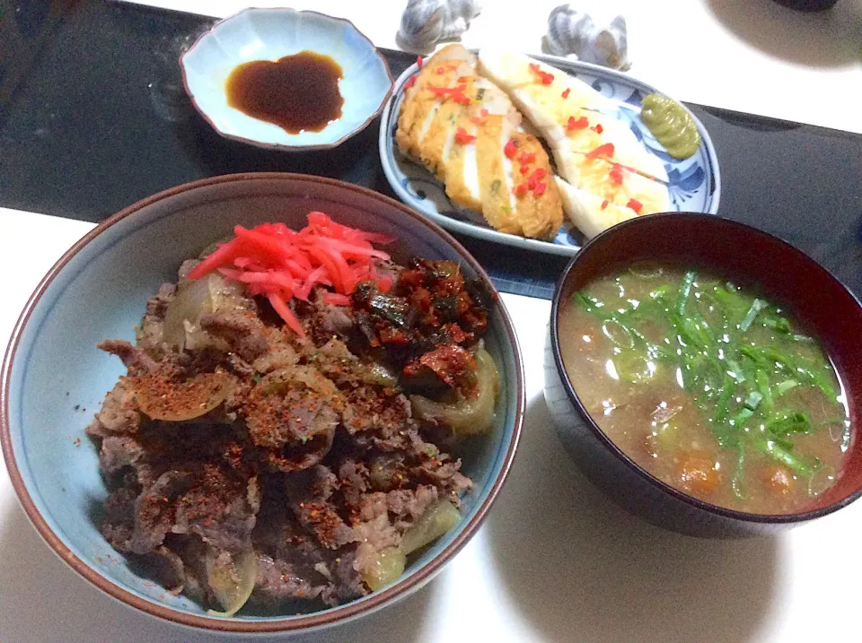 吉野家風 牛丼と 石巻の笹かまぼこと ナメコの味噌汁で晩御飯|Takeshi  Nagakiさん