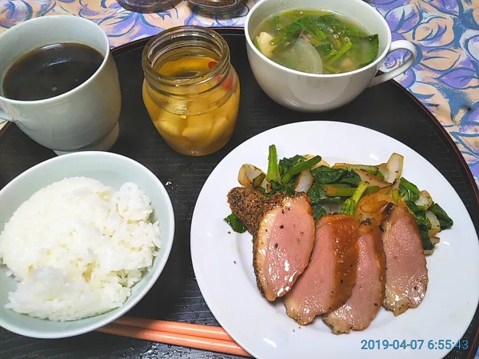 日曜日の朝食
鴨ローストと新玉ねぎ、ほうれん草を炒め物|yoneばーばさん