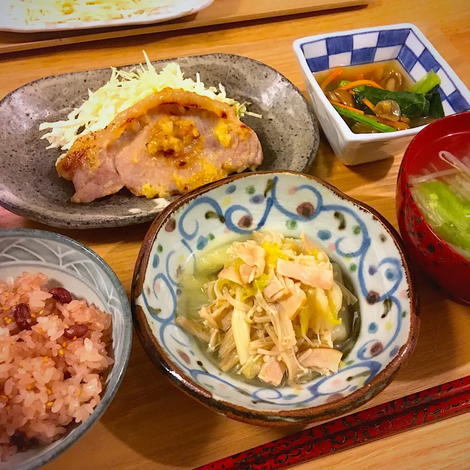 Snapdishの料理写真:黒豚の塩麹漬け焼き／すり身揚げの野菜あんかけ／白菜の煮物|ゆうこさん