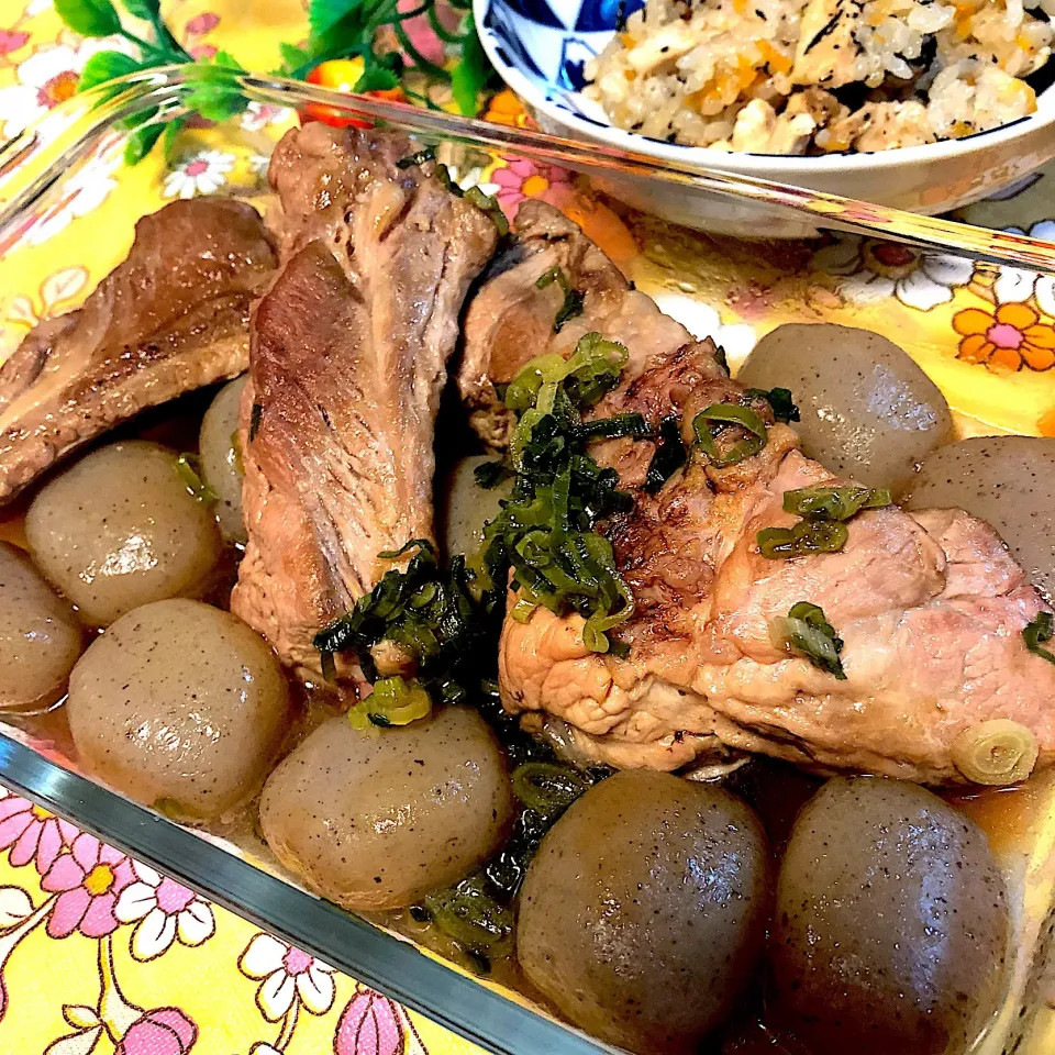 Snapdishの料理写真:玉こんにゃくと❣️スペアリブ肉の煮物🍖
写ってないけどお豆腐も一緒♪|pika nilcoさん