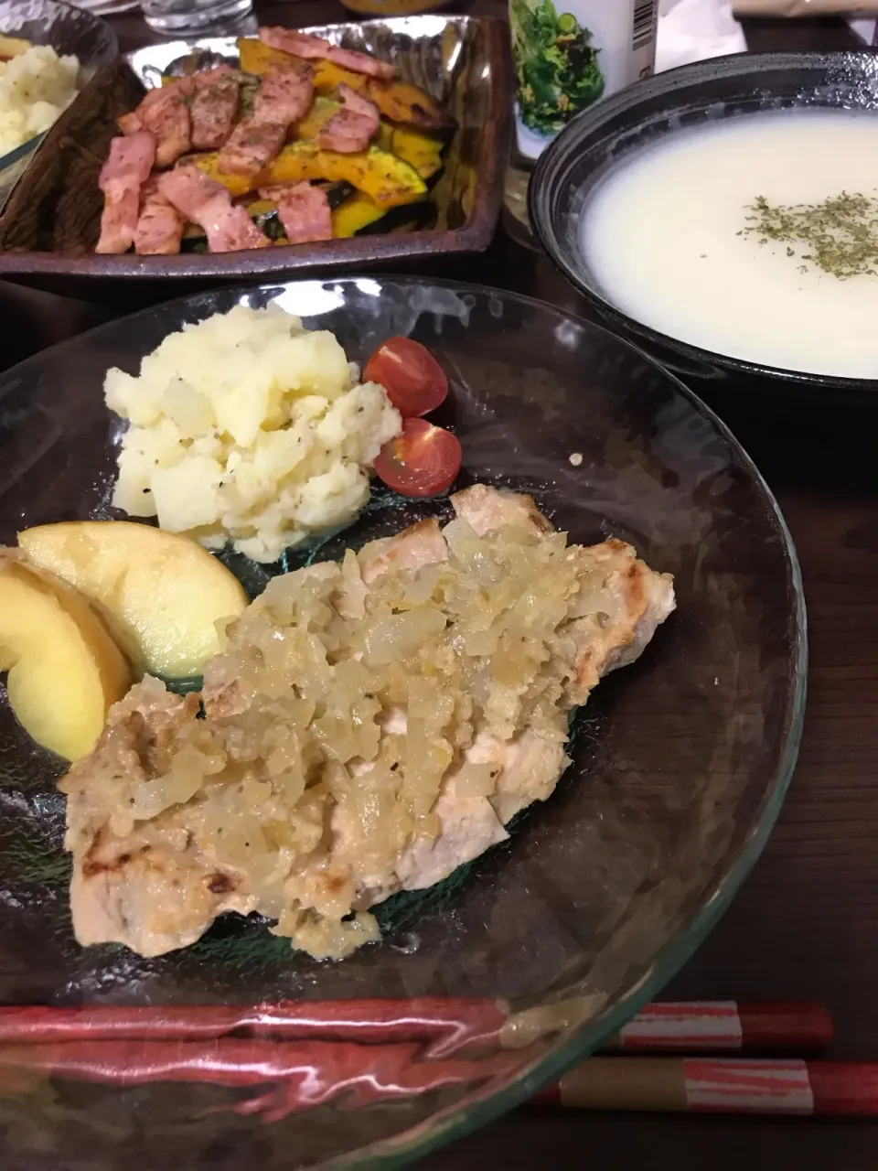 4月7日晩ご飯。オレペレシピで豚肉のポットロースト風、マッシュポテト、かぼちゃとベーコンマリネ、大根のポタージュ。|あやさん