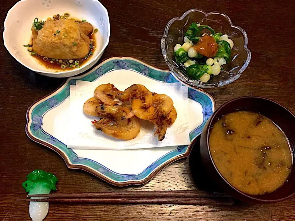 Snapdishの料理写真:海老の天ぷら
肉詰めいなり
ノビルの酢みそ添え
ワラビのお味噌汁|カドラさん