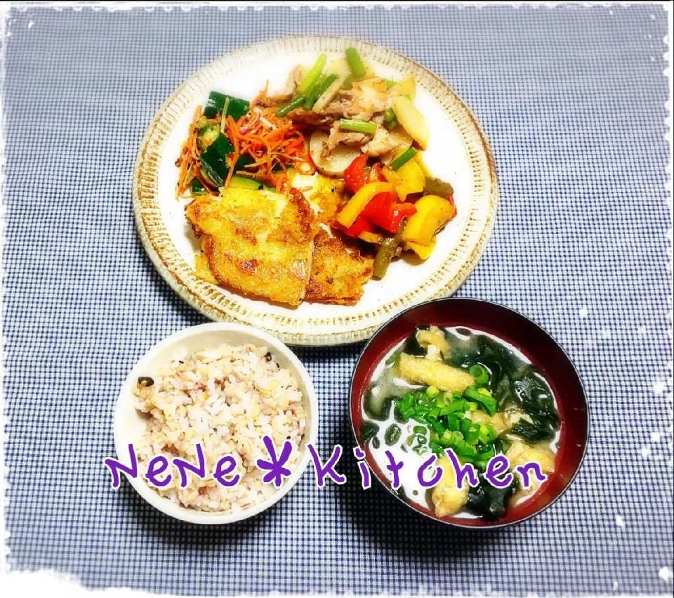 Snapdishの料理写真:白身魚の香草パン粉焼き♡
叩きキュウリと人参のナムル風☆
長芋とニンニクの芽と豚肉の塩炒め♪︎
パプリカとアスパラの醤油麹＆バルサミコ酢炒め☆|ねねさん