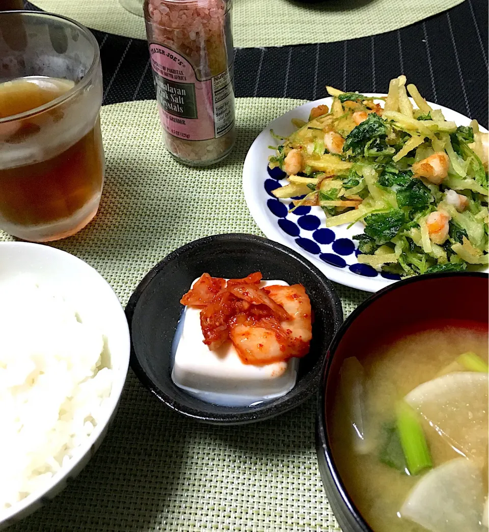 ・三つ葉と海老のかき揚げ
・キムチ冷奴
・大根と小松菜の味噌汁|ちぐあささん