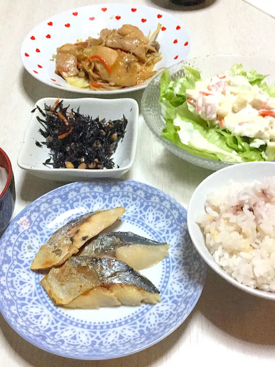 晩御飯〜野菜と鳥肉の炒め物、さわらの照り焼き、マカロニサラダ、ひじき、玄米ご飯|Ayaさん