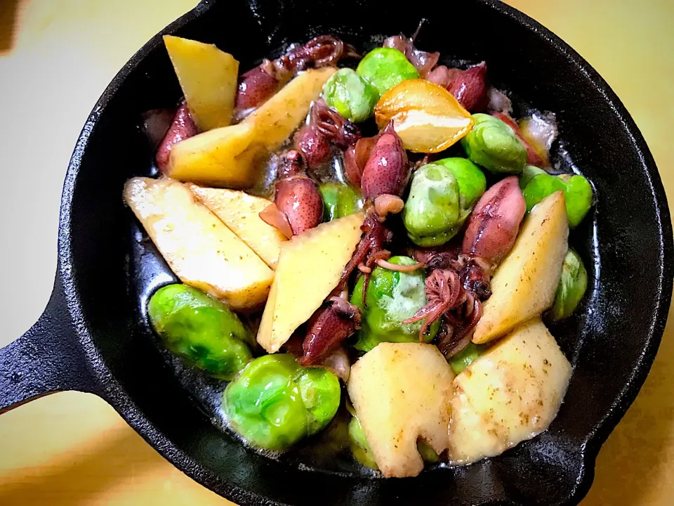 ヤリイカと筍とそら豆のアヒージョ|りき🤤さん