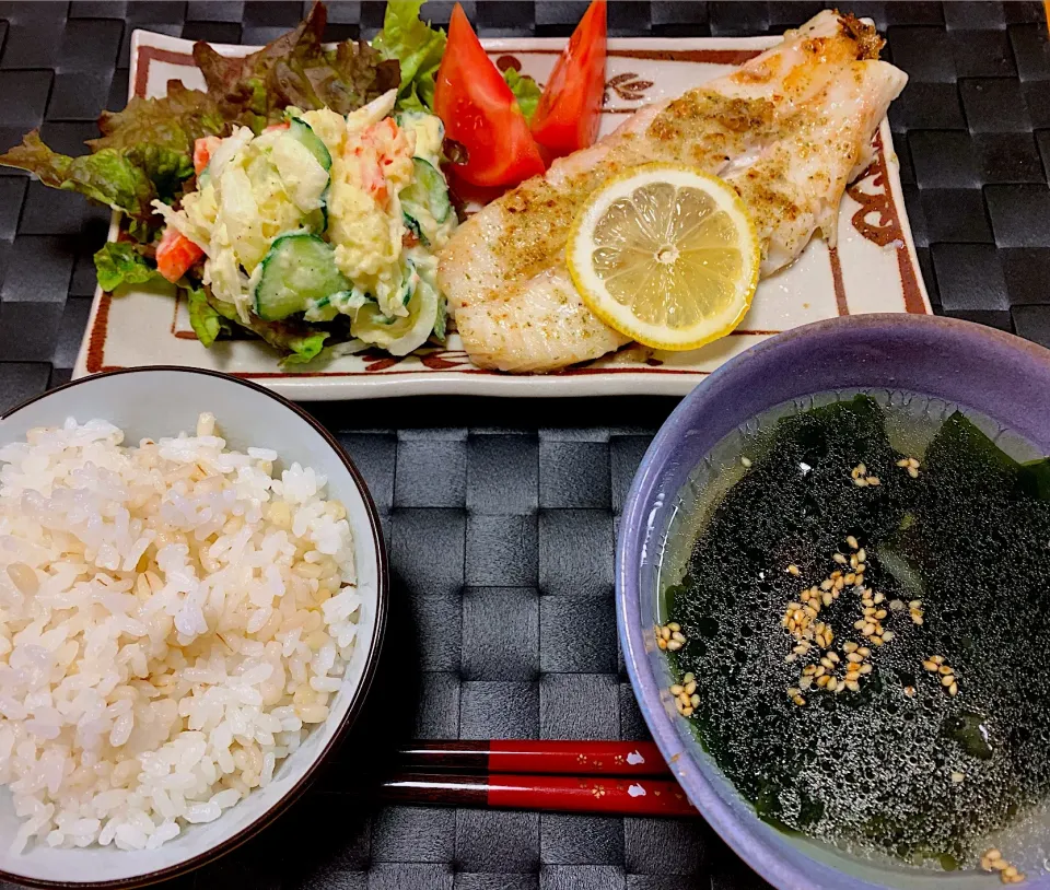 Snapdishの料理写真:ムニエル🐟 ポテサラ🥔🥒 わかめスープ😋 娘ちゃん作 家庭科の宿題😜|あやこさん