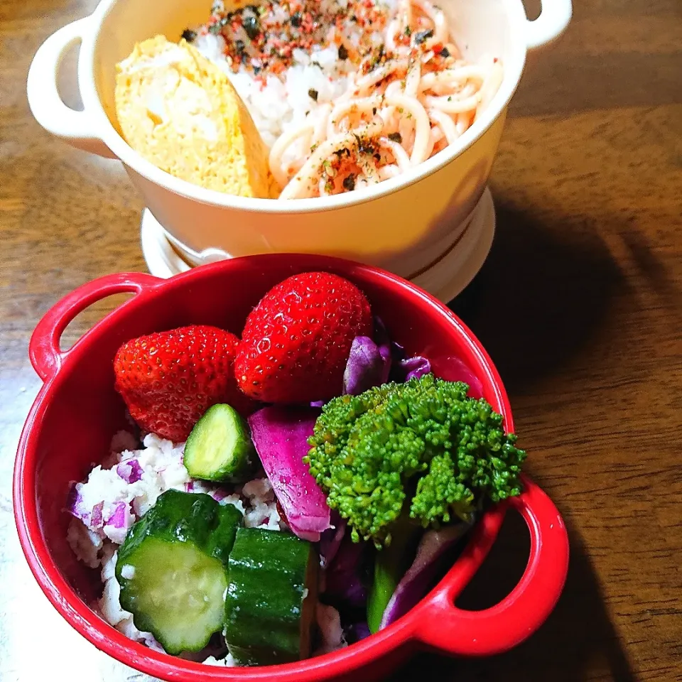 私弁当🍱
   紫キャベツ入ポテトサラダ
   なますの酢に浸けたきゅうり
    玉ねぎ😊|miimiさん