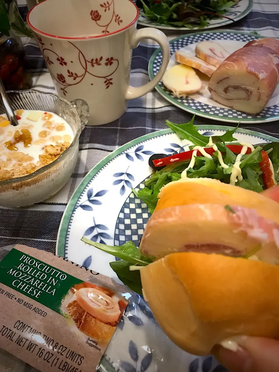 コストコメニュで
テーブルロールにプロシュートパニーノとサラダ挟んで朝ごパン🥐🥗|シュトママさん