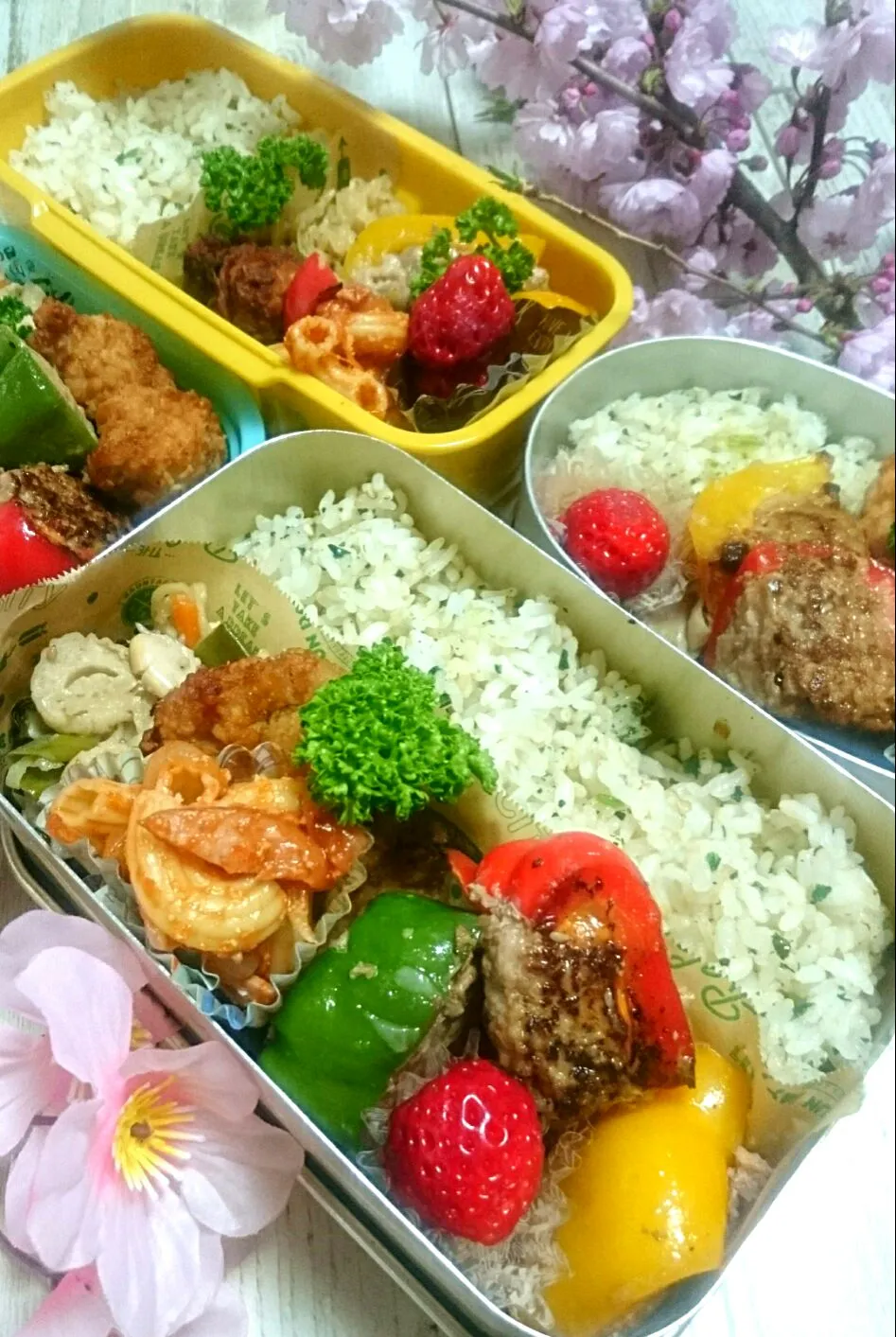 Snapdishの料理写真:３色パプリカの肉詰め弁当
 #ピーマンの肉詰め
 #パプリカ
 #新学期のお弁当|okamichanさん