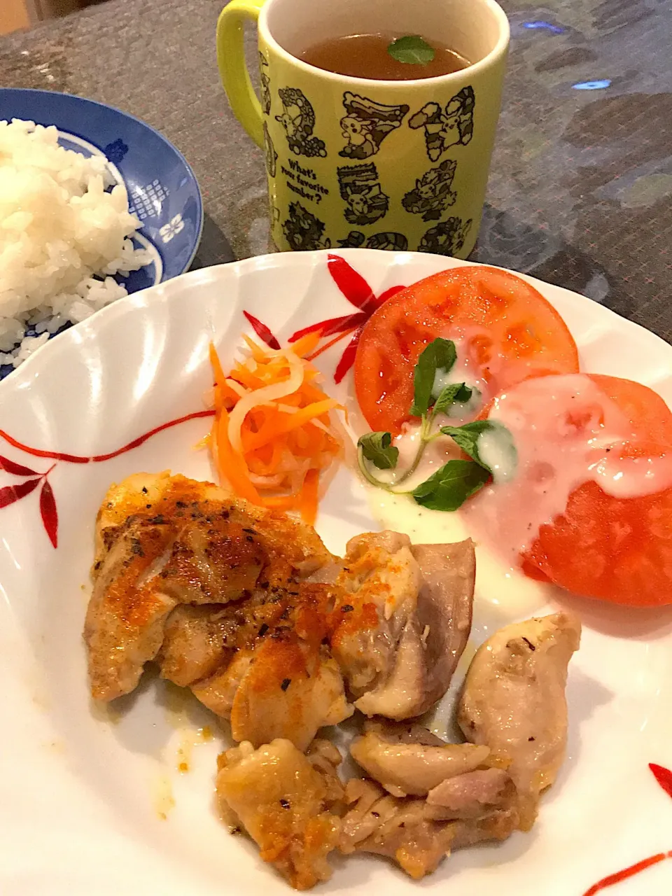 Snapdishの料理写真:ハーブ🌿チキンステーキ  人参🥕サラダ  トマトスライス🍅  ビーフコンソメ|ch＊K*∀o(^^*)♪さん