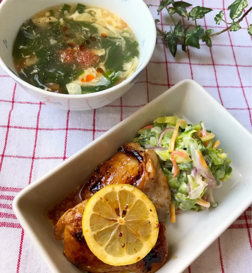 Snapdishの料理写真:🍴今日のメニューはレモン🍋マスタード グリルチキン🍖春キャベツのコールスロー、ニラとトマトと卵の酸辣湯風〜🥄🥢|Hollyさん