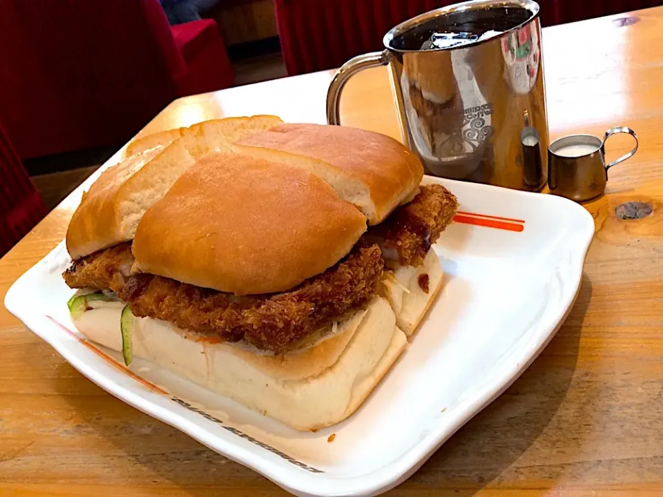 Snapdishの料理写真:コメダさんのカツサンド😋
めっちゃデカイ💦（笑）|アライさんさん