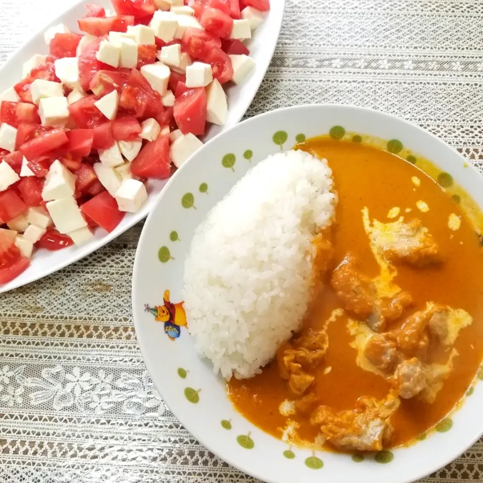 バターチキンカレーとカプレーゼ|まんまるこさん