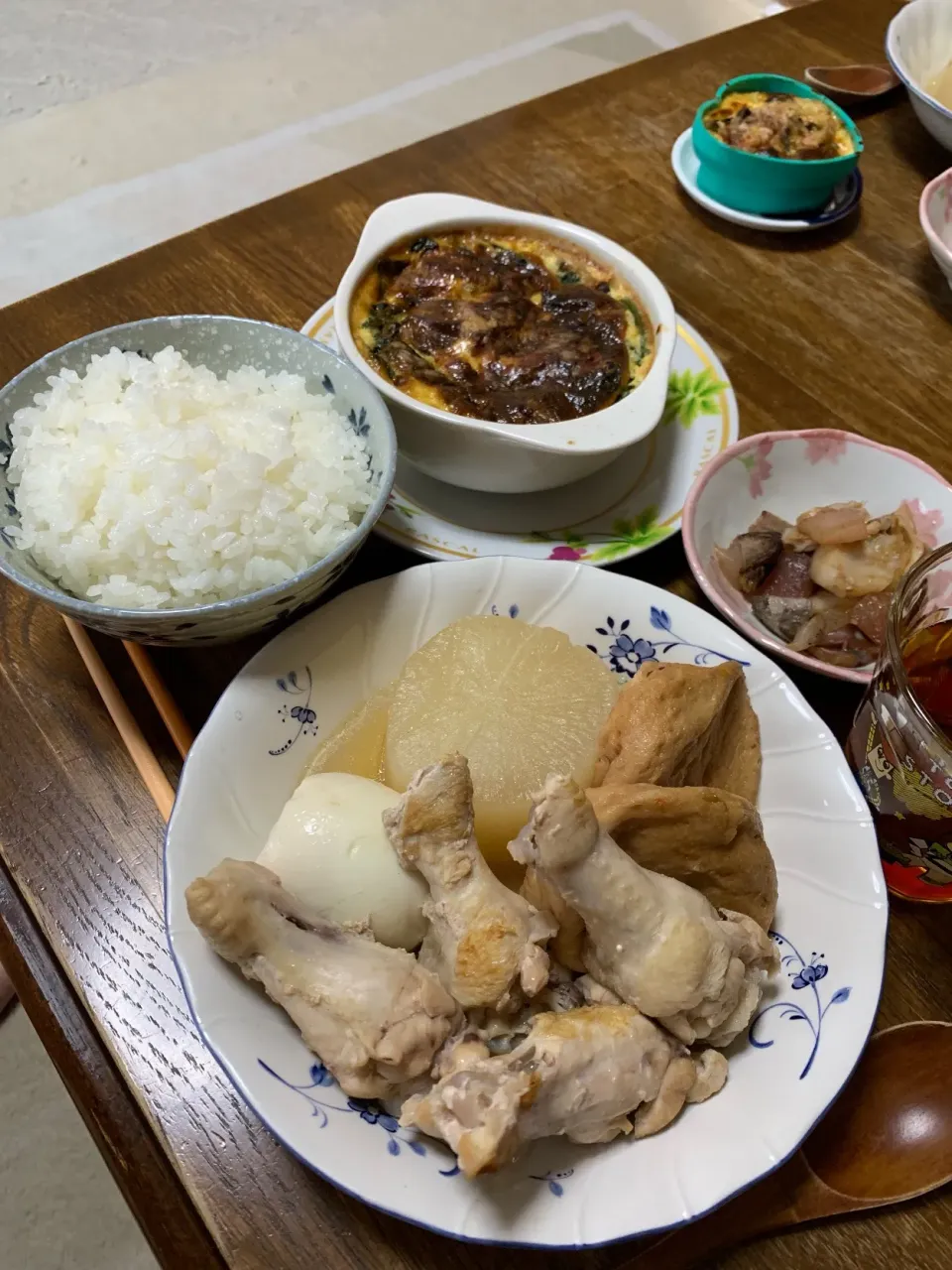 おでん風煮込み・ほうれん草のキッシュ・刺身・ご飯|ちびろ菌さん