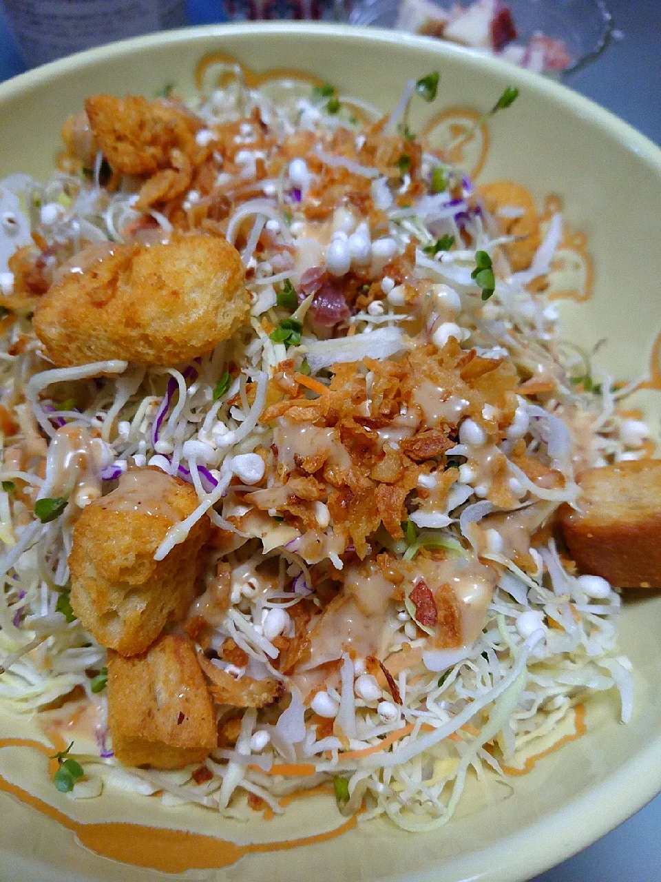 Thin slice cabbage 
and kale sprouts salad
Top with croutons and fried onion
sesame dressing|Oderu Michaler Kanekoさん