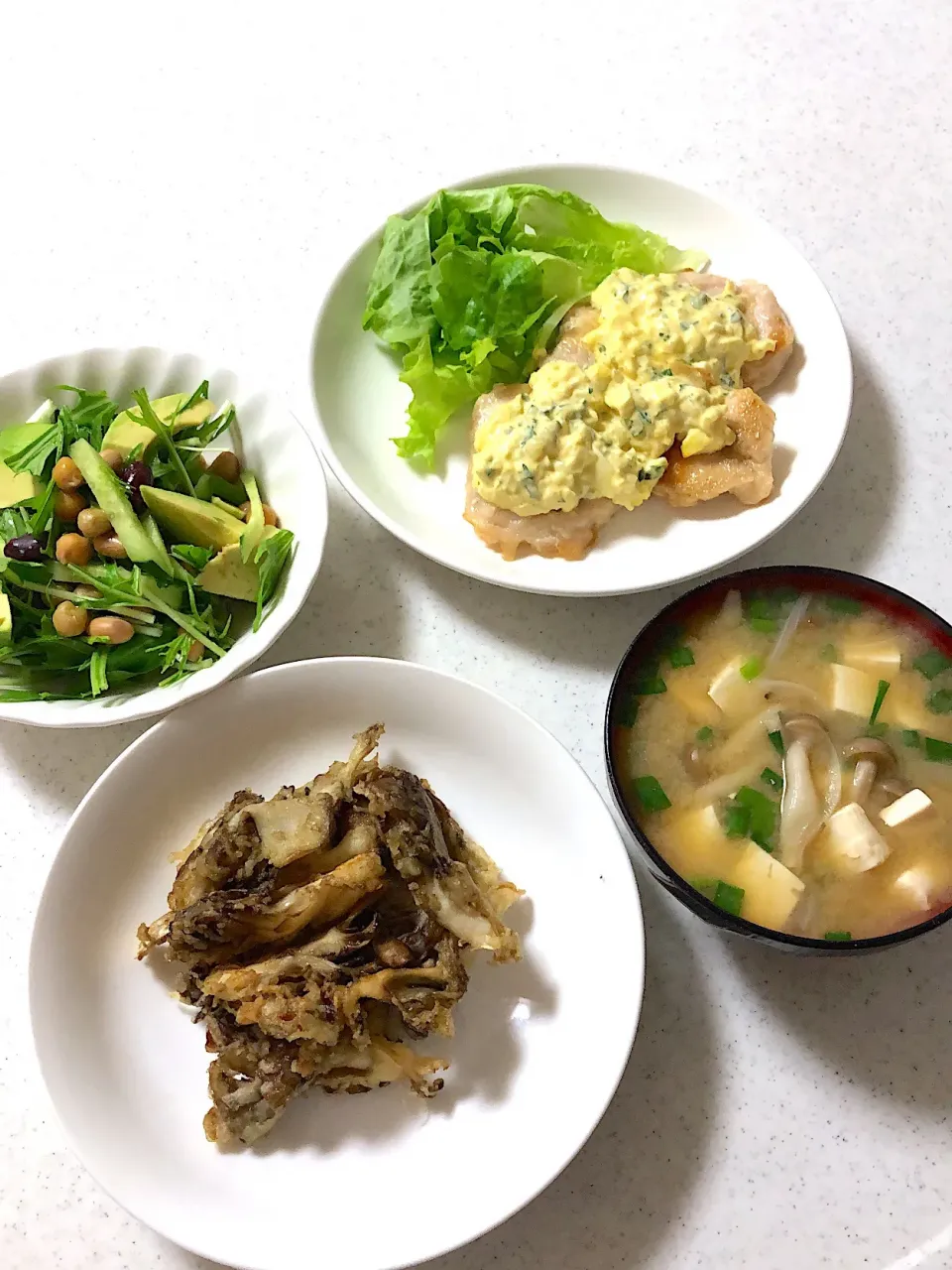 鶏むね肉のタルタルソースかけ
舞茸の天ぷら
豆、アボカドサラダ
味噌汁 #今日の晩御飯|masumiさん