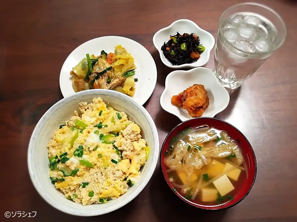 昨日の晩ご飯だよ(*^^*) 
　 ★鶏そぼろの親子丼
 　★鯖とキャベツの味噌炒め
 　★ひじき煮
 　★鶏胸肉のバーベキュー炒め
 　★豆腐と油揚げの中華スープ|ソラシェフさん