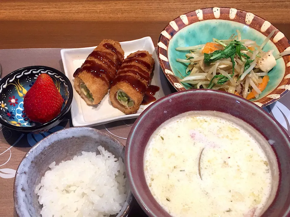 朝ごはん
はんぺん付け焼、きんぴらごぼう、大根ゆず漬け、山芋わさび酢、大根と麩の味噌汁、サンふじ、はちみつヨーグルト、ルイボスティー|かよちゃんさん