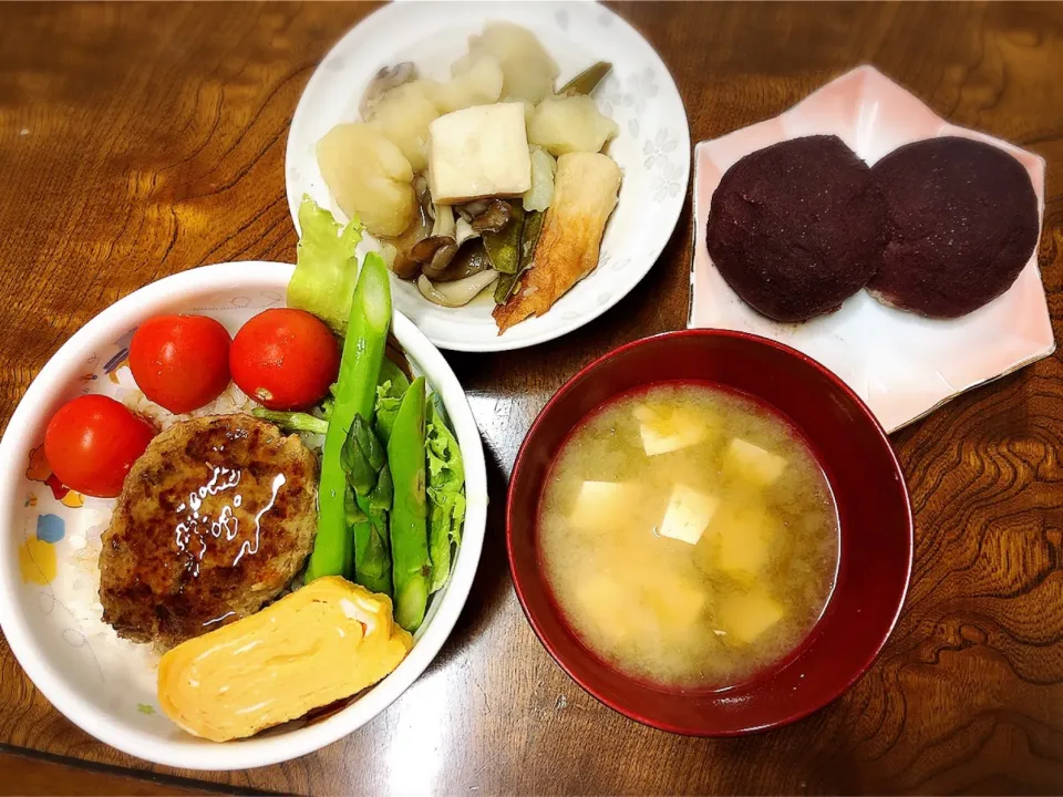 Snapdishの料理写真:ハンバーグ丼    煮物   おはぎ|marinayさん