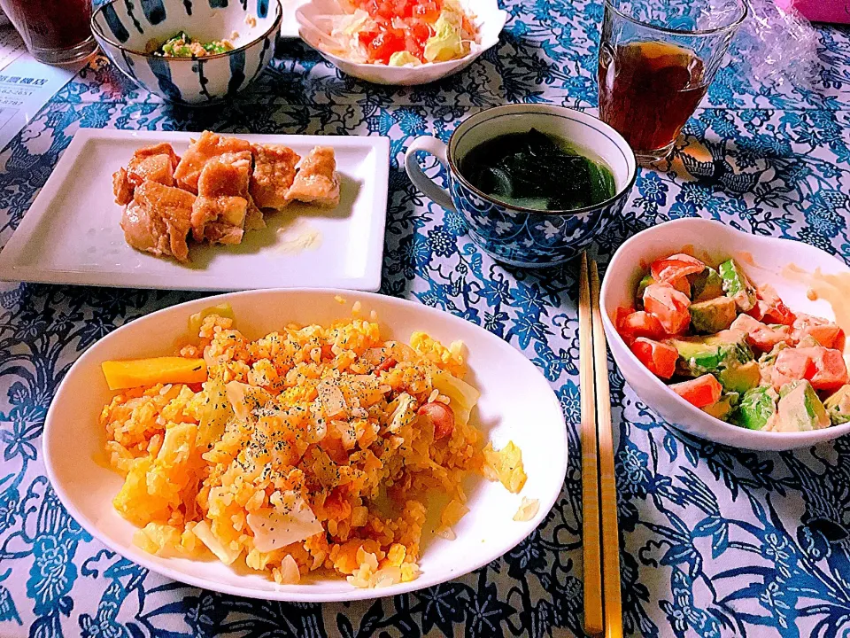 Snapdishの料理写真:#炒飯 #アボカドとトマトのサラダ #オーロラソースがけ #シーザーチキン #オニオンスープ  #無限ピーマン|mana✩⡱さん